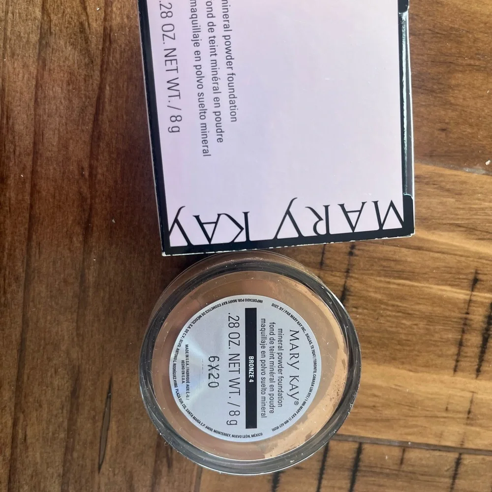 Mary Kay Mineral Powder Foundation - Bronze 4 - Picture 1 of 4